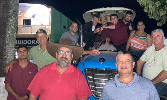 Prefeito Jonas Campos entrega trator para agricultura de Reserva do Cabaçal