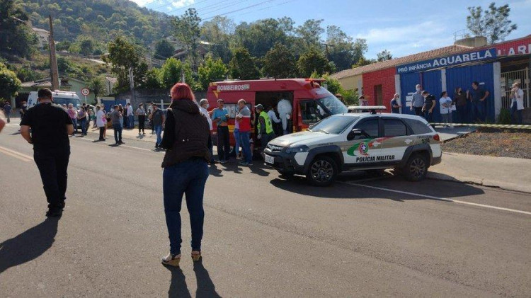 Adolescente invade creche com facão e mata três crianças e uma professora em SC