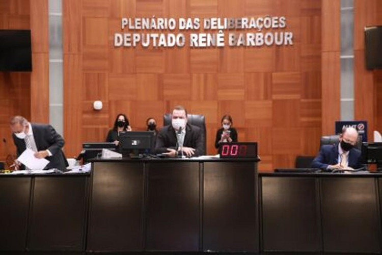 AL derruba veto e aulas só voltarão após imunização completa dos professores