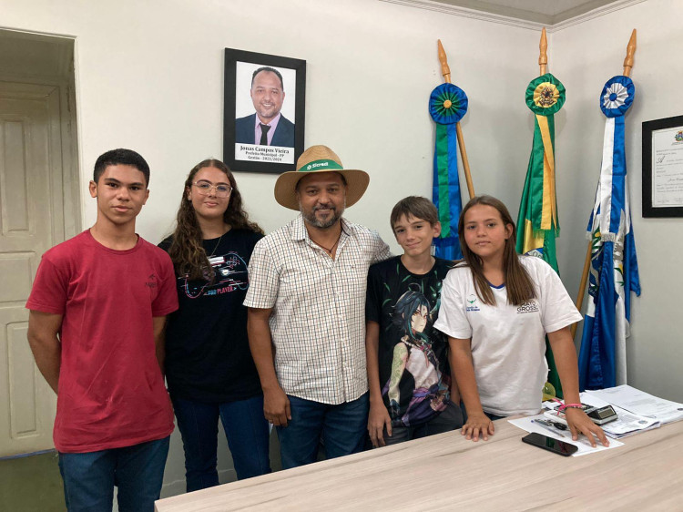 Alunos da escola estadual Demétrio Pereira visitam prefeito Jonas Campos