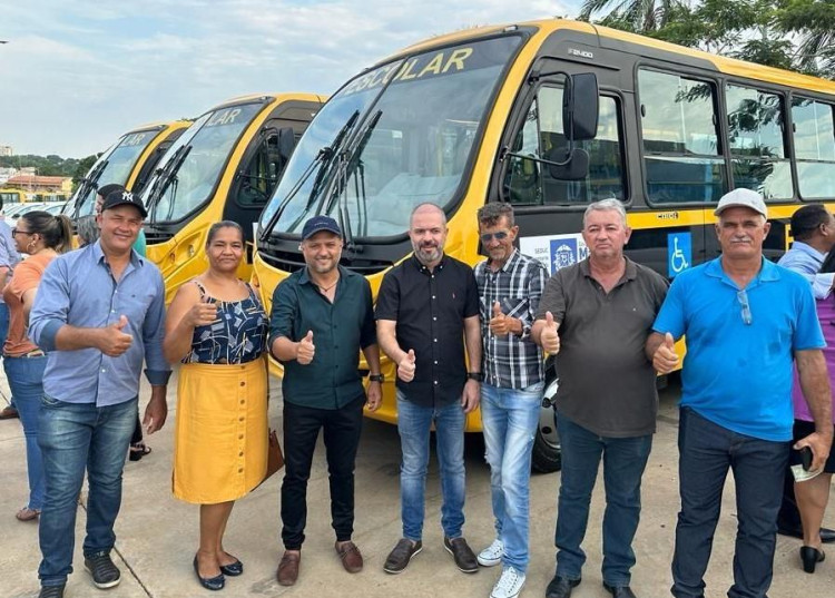 Reserva do Cabaçal é contemplada com retroescavadeira e 03 ônibus escolares