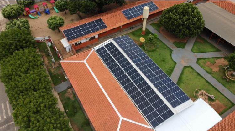 Em São José dos Quatro Marcos, Energisa beneficia Escola Municipal Vereador Evilasio Vasconcelos com implantação de sistema de geração de energia fotovoltaica