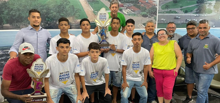 Atletas do Futsal e Voleibol de Araputanga apresentam troféus conquistados em Sapezal ao prefeito Enilson Rios e equipe.